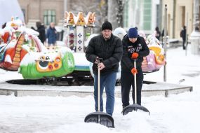 Люди убирают снег в Киеве