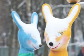 Заснеженная скульптура зверей