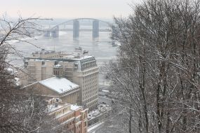 Вид на здание и Днепр
