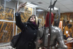 Дівчина робить селфі на тлі експоната