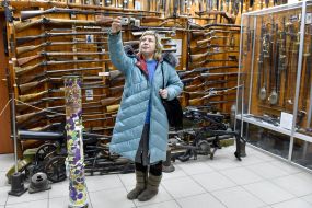 Дівчина робить селфі на тлі експонатів музею