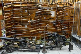 Експонати в Музеї історії зброї