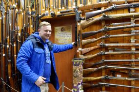 Відвідувач в Музеї історії зброї