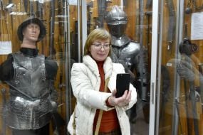 Дівчина робить селфі біля експонатів