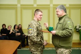 Петр Порошенко вручил ордера на жилье участникам АТО 
