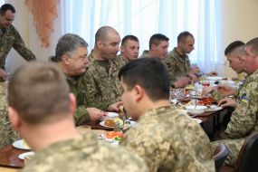 Petro Poroshenko has a dinner with the military