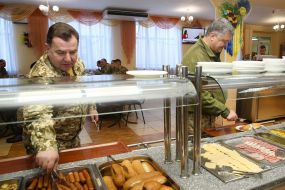 Перекласти  Петро Порошенко та Степан Полторак в їдальні  44/5000 Petro Poroshenko ta Stepan Poltorak v yidalʹni