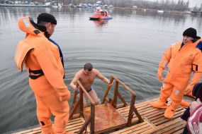 Рятувальники допомагають учасникам водохресних купань вийти з води
