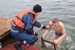 Рятувальники допомагають учасникам водохресних купань вийти з води
