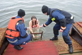 Рятувальники допомагають учасникам водохресних купань вийти з води