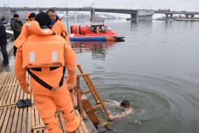 Рятувальники допомагають учасникам водохресних купань вийти з води