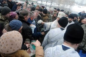 Патриарх Филарет освящает воду