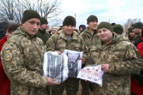 Воины-десантники с вышиванками