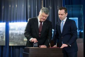 Петро Порошенко погасив марку 