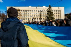Молодежь разворачивает 100-метровый желто-голубой флаг