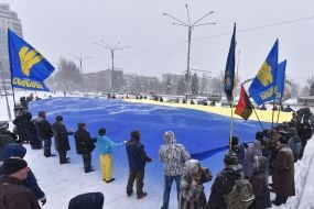 Активісти розгорнули величезний прапор України