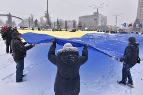 Активісти розгорнули величезний прапор України
