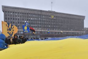 Активісти розгорнули величезний прапор України