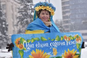 Жінка тримає плакат