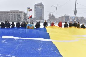 Активісти розгорнули величезний прапор України