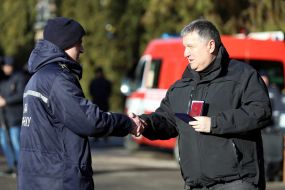 Arsen Avakov hands over a certificate for an apartment