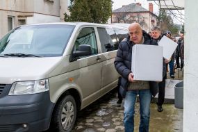 Gennadiy Moskal and Ishtvan Grezha carry boxes with vaccines