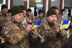 Оркестр исполняет марш "Героям Крут"