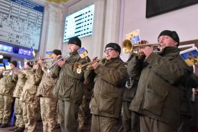 Оркестр исполняет марш "Героям Крут"