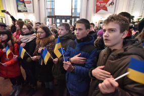 Дети исполняют гимн во время флешмоба на вокзале