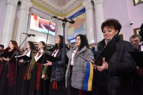 Оркестр и капелла "Трембита" исполняют марш