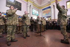 Оркестр исполняет марш "Героям Крут"