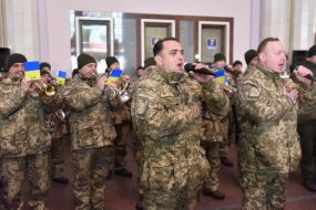 Оркестр исполняет марш "Героям Крут"