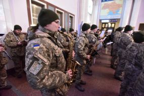 Оркестр исполняет марш "Героям Крут"