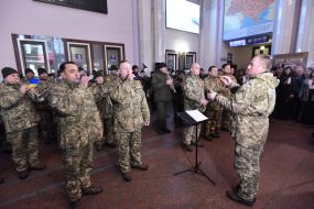 Оркестр исполняет марш "Героям Крут"