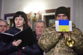 Оркестр и капелла "Трембита" исполняют марш