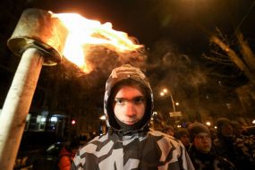 Участник шествия в честь погибших Героев Крут