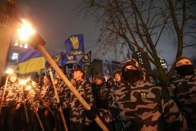 Участники шествия в честь погибших Героев Крут