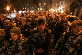 Участники шествия в честь погибших Героев Крут