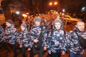 Участники шествия в честь погибших Героев Крут