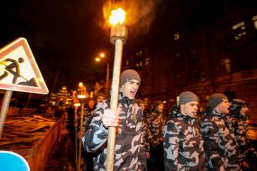 Участники шествия в честь погибших Героев Крут