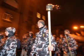 Участники шествия в честь погибших Героев Крут