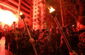 Участники шествия в честь погибших Героев Крут