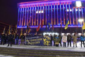 Учасники смолоскипної ходи