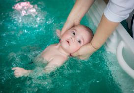 Купание ребенка в центре реабилитации детей дошкольного возраста