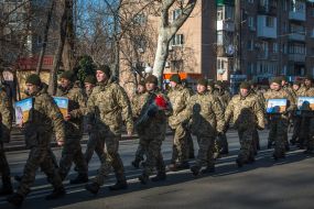 Военнослужащие прошли маршем с портретами погибших побратимов