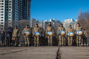 Военнослужащие прошли маршем с портретами погибших побратимов