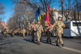Военнослужащие прошли маршем