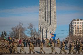 Военнослужащие прошли маршем
