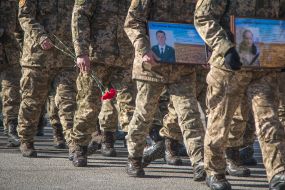 Военнослужащие прошли маршем с портретами погибших побратимов