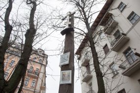 Крест на деревянном столбе в сквере Киева